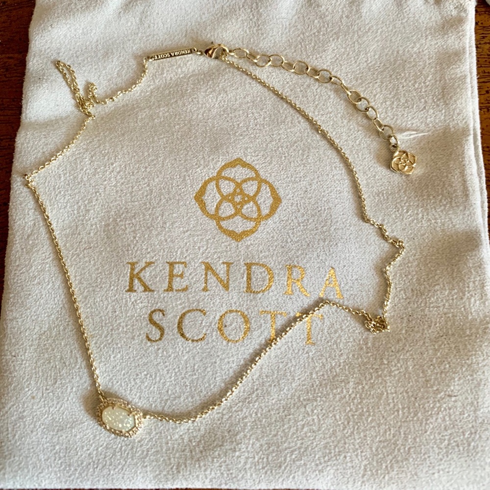 Kendra Scott Pendant Necklace - like new